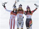 Česká lyžařka Ester Ledecká (uprostřed) na nejvyšším, zlatém stupínku pro...