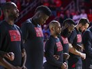 Houstontí basketbalisté v trikách na podporu mezirasové rovnosti bhem...