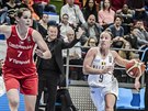 Belgická basketbalistka Marjorie Carpréauxová (vpravo) útoí kolem Aleny...