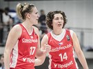 eské basketbalistky Kamila tpánová (vlevo) a Tereza Pecková
