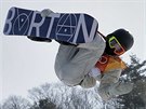 Sedmnáctiletý americký snowboardista Red Gerard bhem olympijského slopestylu.