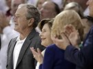 Nkdejí první pár George W. Bush a Laura Bushová na basketbalovém zápase mezi...