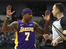Isaiah Thomas v dresu LA Lakers debatuje s rozhodím Tonym Brownem.