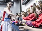 eská basketbalová reprezentantka Kateina Elhotová slaví s potenciálními...