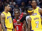 Rajon Rondo (v erveném) z New Orleans a Isaiah Thomas z LA Lakers se pohádali...