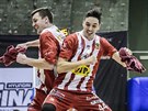 Pardubití basketbalisté Radek Neas (vlevo) a Jií Welsch oslavují postup do...