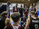 Svitavtí basketbalisté se ¨radí bhem time-outu.