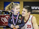 Svitavský basketbalista Pavel Slezák s dcerou a pohárovým bronzem.