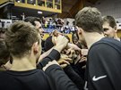 Nymburtí basketbalisté se radují z výhry v eském poháru.