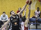 Nymburský basketbalista Martin Kí (v erném) blokuje Viktora Plpána z...