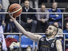 Nymburský basketbalista Dardan Beria zakonuje na ko Pardubic.