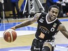 Nymburský basketbalista Kendrick Ray (vlevo) svádí souboj s Jacksonem Kentem z...