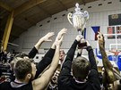 Nymburtí basketbalisté se radují ze zisku eského poháru.