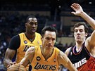 Steve Nash (u míe) v dresu LA Lakers uniká Goranu Dragiovi z Phoenixu.