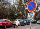 idii v Hradci Králové parkují na zákazu stání, kde má být vyhrazený prostor...