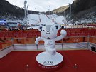 Olympijský maskot, bílý tygr Soohorang, stojí osamlý v cíli lyaského...