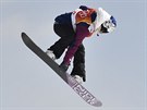 VE VZDUCHU. eská snowboardistka árka Panochová bhem své jízdy v 1. kole...