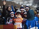 SÝR. eská snowboardistka árka Panochová se fotí s fanouky pi olympijském...