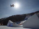 SE SLUNCEM V ZÁDECH. Vítzná snowboardistka Jamie Andersonová letí nad...