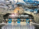 Stockholm: Jakmile cestující sjede eskalátorem do vestibulu vtiny stanic...