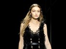 Gigi Hadidová na newyorském týdnu módy na pehlídce Bottega Veneta (9. února...