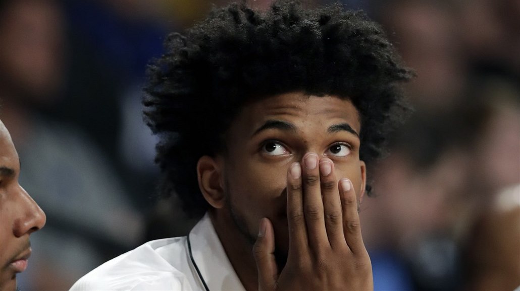 Marvin Bagley III. sleduje své spoluhrá�e z Duke.