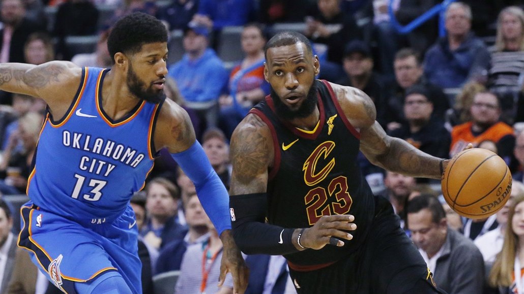 LeBron James (vpravo) z Clevelandu uniká Paulu Georgeovi z Oklahoma City.