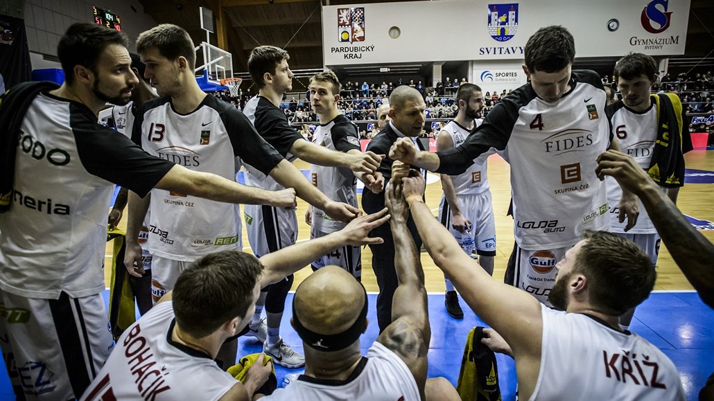 Nymbur�tí basketbalisté jdou do hry.