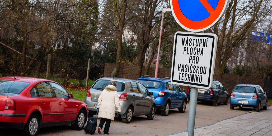 Řidiči v Hradci Králové parkují na zákazu stání, kde má být vyhrazený prostor...