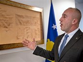 Kosovský premiér Ramush Haradinaj ukazuje ve své kanceláři deklaraci...