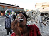 Prostitutka v Port-au-Prince pár dní po zemětřesení, které Haiti postihlo v...