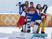 JET BEZ MEDAIL. Eva Samkov (vpravo) zskala ve snowboardcrossu na hrch v...