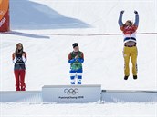 JET BEZ MEDAIL. Eva Samkov (vpravo) zskala ve snowboardcrossu na hrch v...