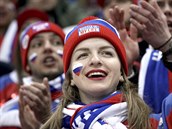 Fanynka ruských hokejistů sleduje olympijské utkání proti Slovinsku. (16. února...