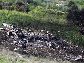 Trosky izraelské stíhačky F-16 nalezené nedaleko kibucu Harduf na severu...