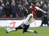 Kolumbijsk obrnce Davinson Snchez z Tottenhamu se sna zastavit...