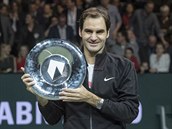 S TROFEJ. vcarsk tenista Roger Federer ovldl turnaj v Rotterdamu a takhle...