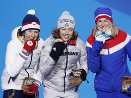 esk biatlonistka Veronika Vtkov (vlevo) dostala na ceremonilu bronzovou...