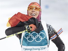 ZLATO. Nmeck biatlonistka Laura Dahlmeierov zvtzila v olympijskm sthacm...