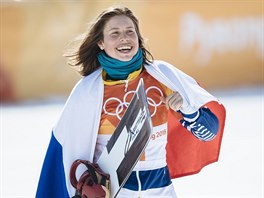 TET. Eva Samkov slav s eskou vlajkou bronzovou olympijskou medaili ze...