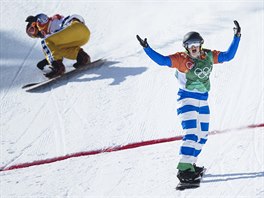 V CLI. Italsk snowboardcrossaka Michela Moioliov (vpravo) zskala...