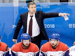 esk kou Josef Janda diriguje hokejisty v olympijskm utkn proti Kanad....