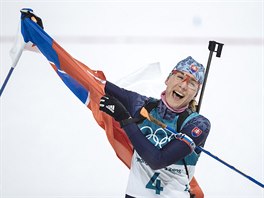 ZLATO. Slovensk biatlonistka Anastasia Kuzminov v cli olympijskho zvodu s...