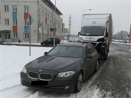 Polské BMW s přetíženým přívěsem, které zastavila ostravské dálniční policie.