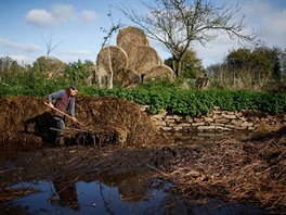 Francouzský farmá Jean-Bernard Huon se svou spolenicí Laurence zavrhl moderní...