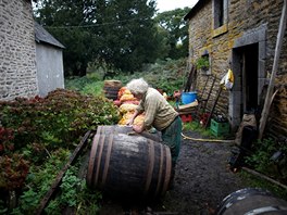 Francouzský farmá Jean-Bernard Huon se svou spolenicí Laurence zavrhl moderní...