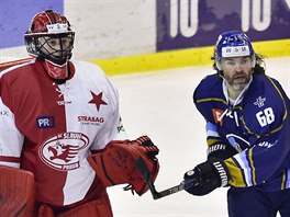 Kladensk tonk Jaromr Jgr ped brankem Slavie Dominikem Frodlem.