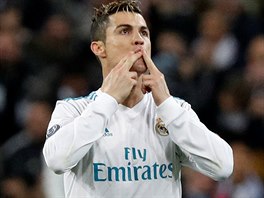 Cristiano Ronaldo z Realu posl fanoukm polibky pot, co skroval v...