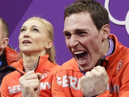 Aljona Savčenková s partnerem Brunem Massotem prožívali olympijský triumf velmi...