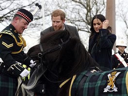 Meghan Markle, princ Harry a plukovní maskot, poník Cruachan IV. (Edinburgh,...